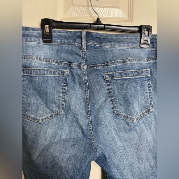 Torrid Distressed Lightwash Jean Shorts Size 16 - Picture 7 of 9
